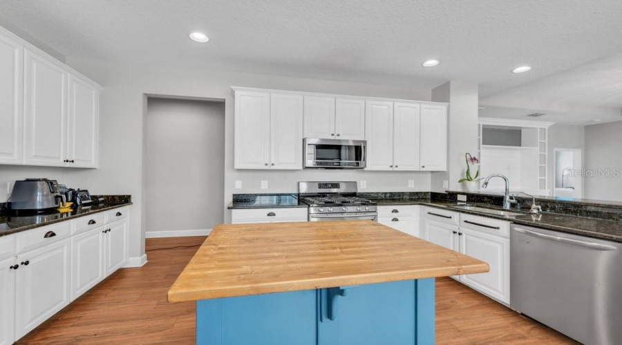 Lithia, Florida 33547, 4 Bedroom Bedrooms, ,3 Bathroombathrooms,Residential,For Sale,Loneoak View,0,Mfrtb8532013
