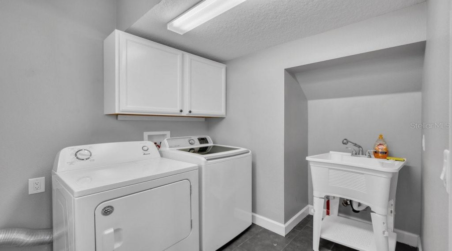 Lithia, Florida 33547, 4 Bedroom Bedrooms, ,3 Bathroombathrooms,Residential,For Sale,Loneoak View,0,Mfrtb8532013