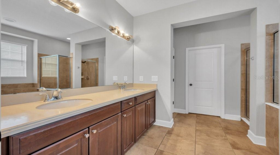Lithia, Florida 33547, 4 Bedroom Bedrooms, ,3 Bathroombathrooms,Residential,For Sale,Loneoak View,0,Mfrtb8532013