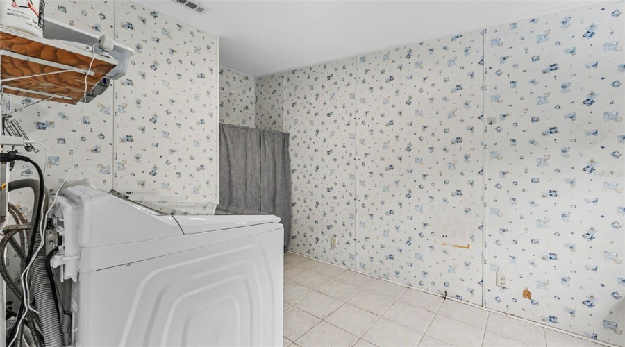 Lakeland, Florida 33810, 5 Bedroom Bedrooms, ,2 Bathroombathrooms,Residential,For Sale,Walnut,0,Mfrl4962479