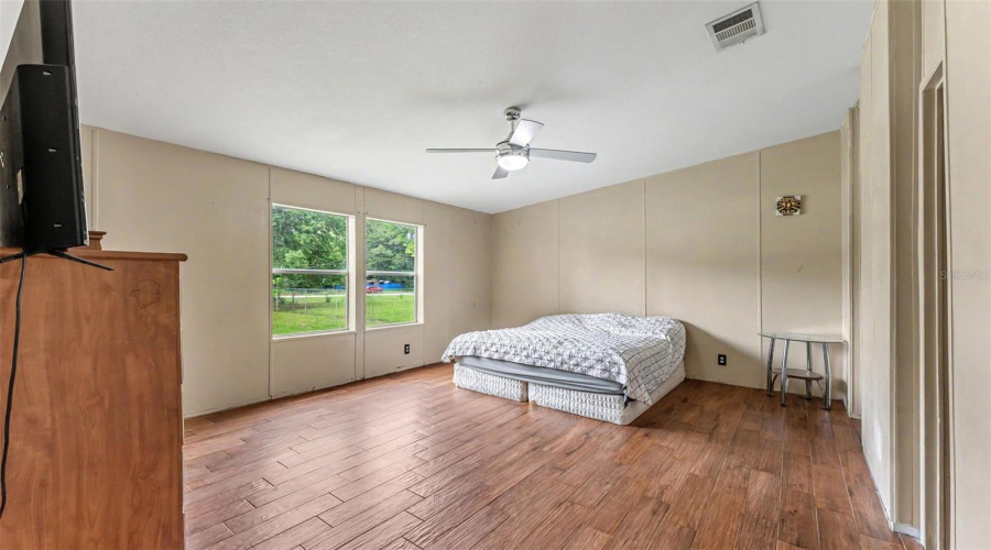 Lakeland, Florida 33810, 5 Bedroom Bedrooms, ,2 Bathroombathrooms,Residential,For Sale,Walnut,0,Mfrl4962479