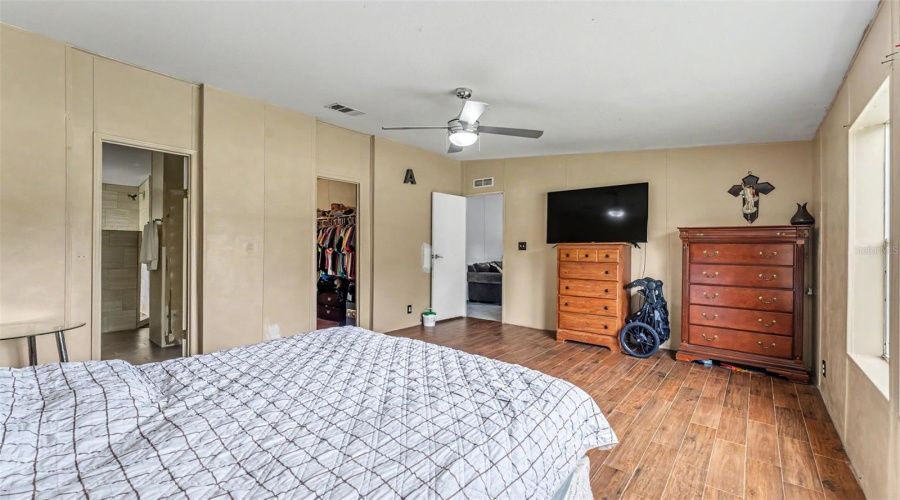 Lakeland, Florida 33810, 5 Bedroom Bedrooms, ,2 Bathroombathrooms,Residential,For Sale,Walnut,0,Mfrl4962479
