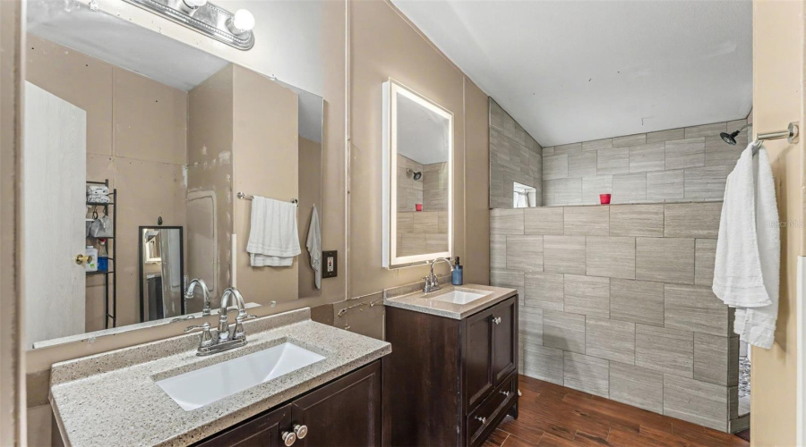 Lakeland, Florida 33810, 5 Bedroom Bedrooms, ,2 Bathroombathrooms,Residential,For Sale,Walnut,0,Mfrl4962479