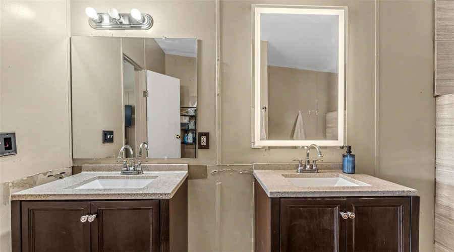Lakeland, Florida 33810, 5 Bedroom Bedrooms, ,2 Bathroombathrooms,Residential,For Sale,Walnut,0,Mfrl4962479