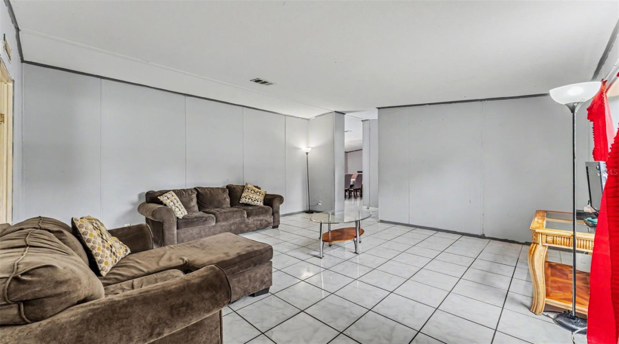 Lakeland, Florida 33810, 5 Bedroom Bedrooms, ,2 Bathroombathrooms,Residential,For Sale,Walnut,0,Mfrl4962479