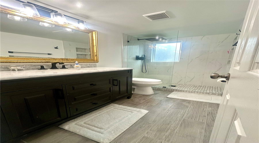 Primary En-Suite Bathroom