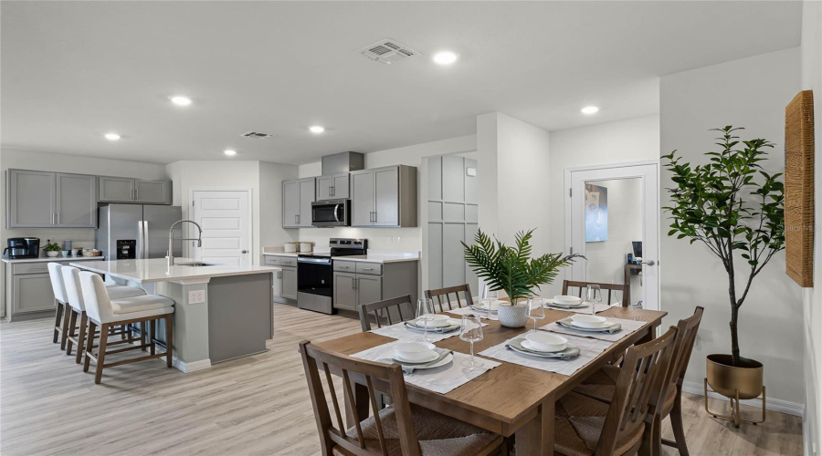 Lakeland, Florida 33810, 5 Bedroom Bedrooms, ,3 Bathroombathrooms,Residential,For Sale,Forrest Fox,0,Mfro6401686
