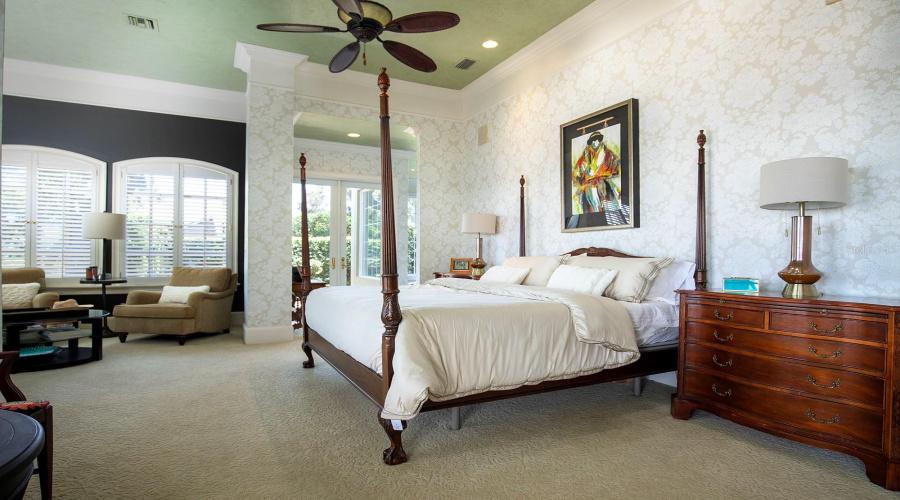 Regal Master Bedroom Downstairs, With Sitting Room Space &Amp; Ensuite Bath Spa Like Retreat.