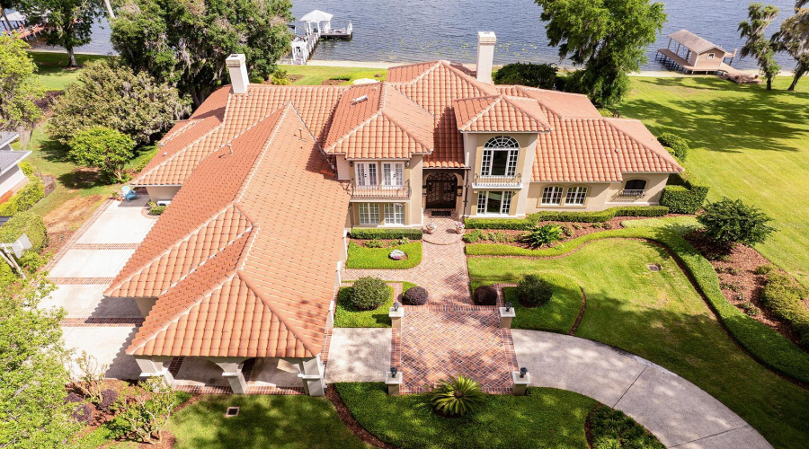 Desirable Location That Is Close To All Shopping, Major Roadways, Restaurants And Top Schools. Don'T Miss Viewing This Incredible Property And Dare To Dream The Memories You Create Here.