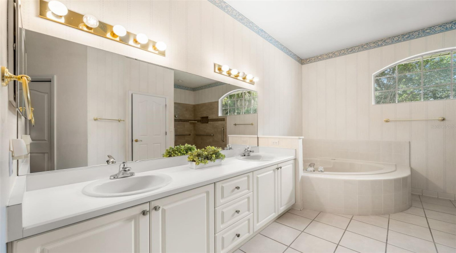 Gainesville, Florida 32607, 4 Bedroom Bedrooms, ,3 Bathroombathrooms,Residential,For Sale,82Nd,0,Mfrgc543012