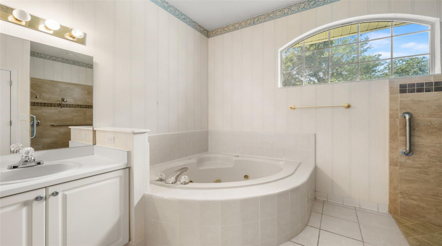 Gainesville, Florida 32607, 4 Bedroom Bedrooms, ,3 Bathroombathrooms,Residential,For Sale,82Nd,0,Mfrgc543012