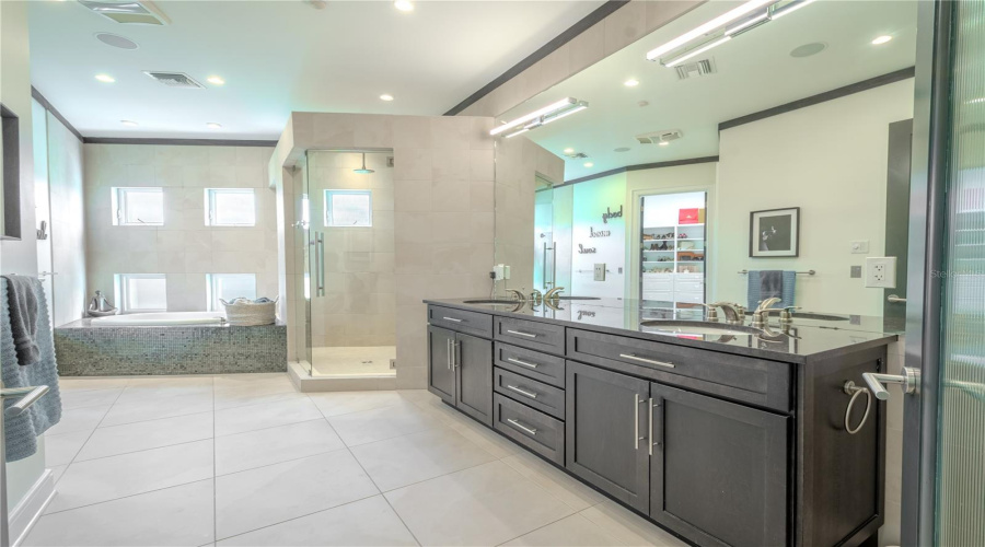 Tampa, Florida 33611, 6 Bedroom Bedrooms, ,4 Bathroombathrooms,Residential,For Sale,Trilby,0,Mfrtb8513157