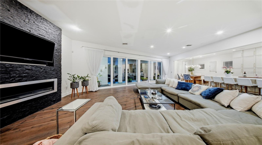 Tampa, Florida 33611, 6 Bedroom Bedrooms, ,4 Bathroombathrooms,Residential,For Sale,Trilby,0,Mfrtb8513157