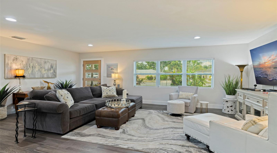 Lots Of Windows &Amp; Natural Light