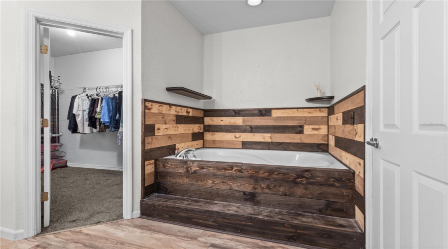 Big Tub And Walk-In Closet