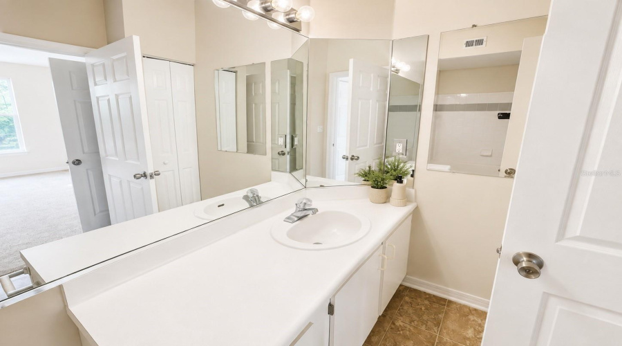 Tampa, Florida 33624, 2 Bedroom Bedrooms, ,2 Bathroombathrooms,Residential,For Sale,Pinnacle Heights,0,Mfrtb8542198