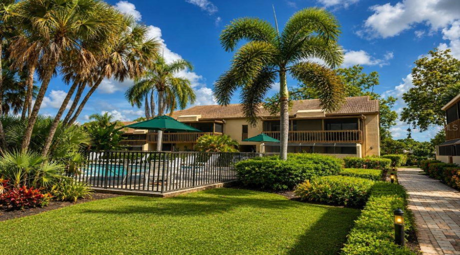 Sarasota, Florida 34235, 2 Bedroom Bedrooms, ,2 Bathroombathrooms,Residential,For Sale,Willow,0,Mfra4691560