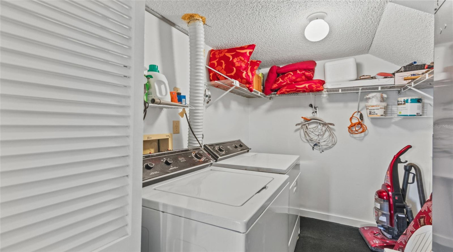 Sarasota, Florida 34235, 2 Bedroom Bedrooms, ,2 Bathroombathrooms,Residential,For Sale,Willow,0,Mfra4691560