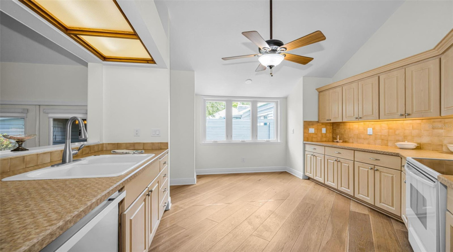 Large Kitchen Perfect For Two Chefs And The Helpful Guests! Newer Dishwasher (Meile) And Refrigerator!