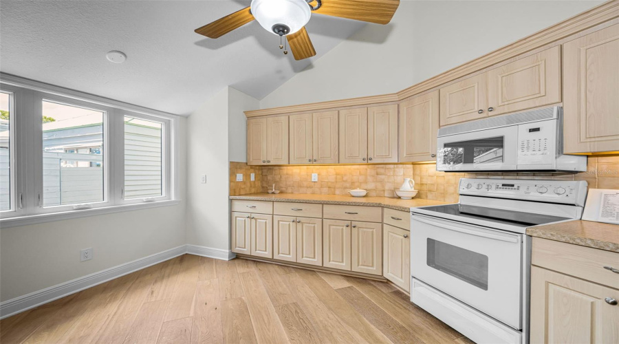 So Much Kitchen Storage!