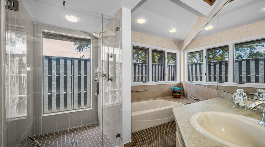 Seminole, Florida 33777, 3 Bedroom Bedrooms, ,2 Bathroombathrooms,Residential,For Sale,Longwood,0,Mfrtb8408424