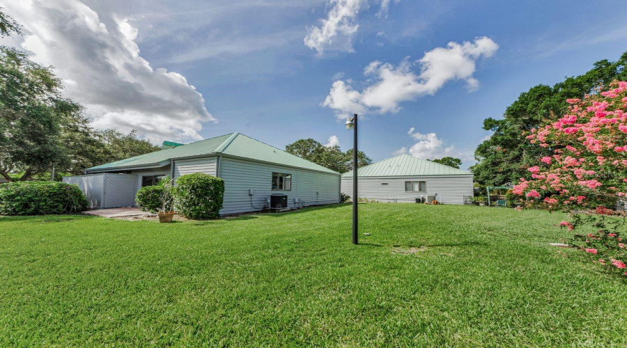 Huge Back Yard And New Roof And A/C, Flooring And Paint And Kitchen Windo!