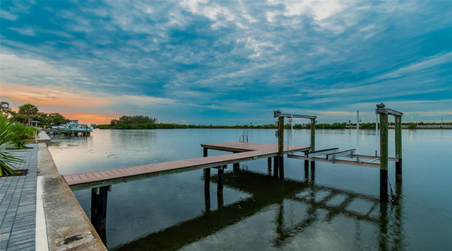 Tampa, Florida 33609, 5 Bedroom Bedrooms, ,5 Bathroombathrooms,Residential,For Sale,Mariner,0,Mfrtb8524372