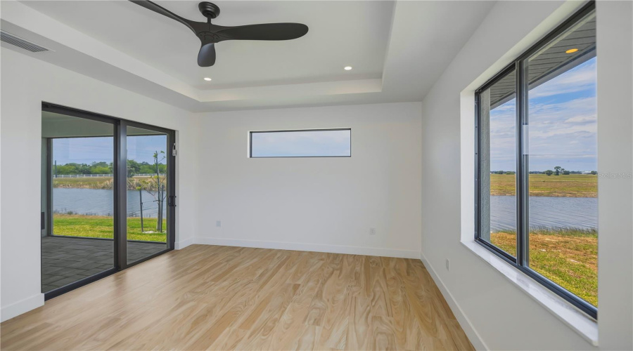Primary Bedroom Suite (1St Floor)