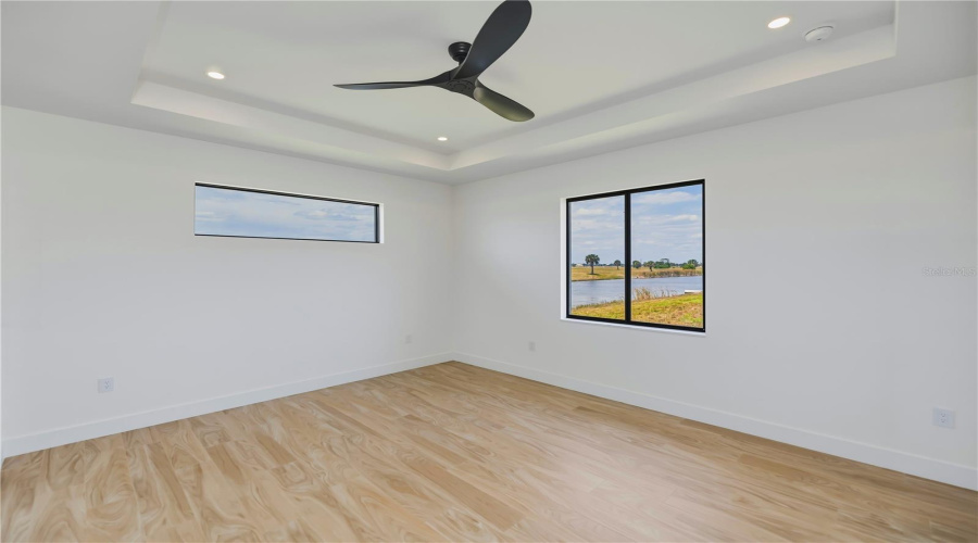 Primary Bedroom Suite (1St Floor)