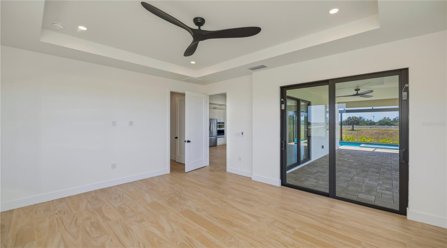 Primary Bedroom Suite (1St Floor)