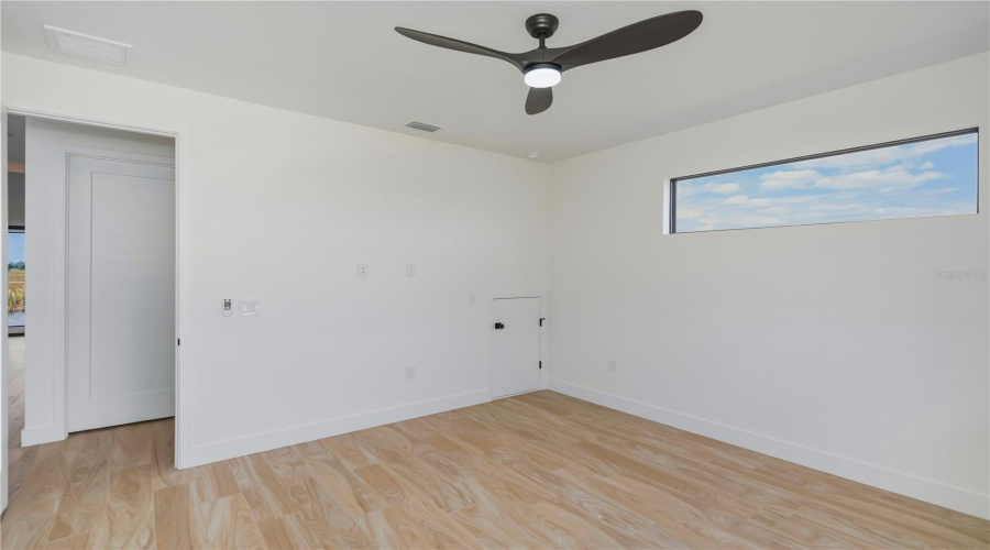 Office / Guest Bedroom 2 (1St Floor)