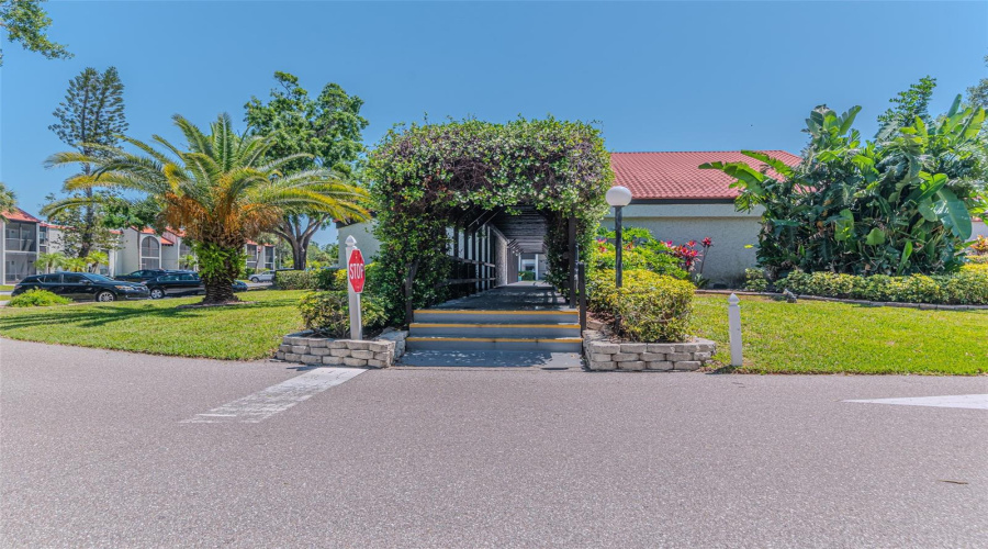 Sarasota, Florida 34232, 2 Bedroom Bedrooms, ,2 Bathroombathrooms,Residential,For Sale,Beneva,0,Mfrtb8516148