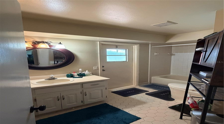 Guest/Pool Bath