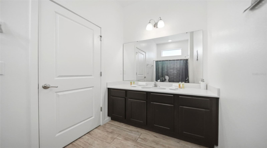 Bathroom 4 (First Level)