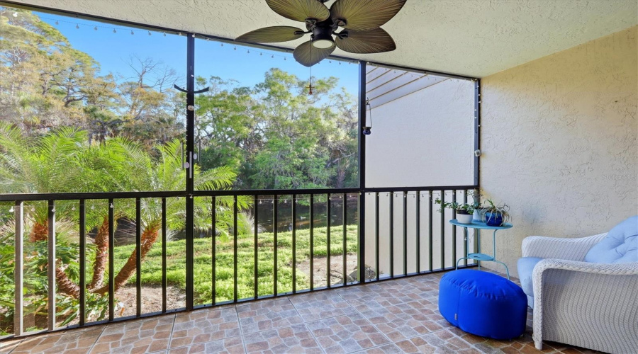 Large Screened In Back Lanai Overlooking The Footbridge And Creek