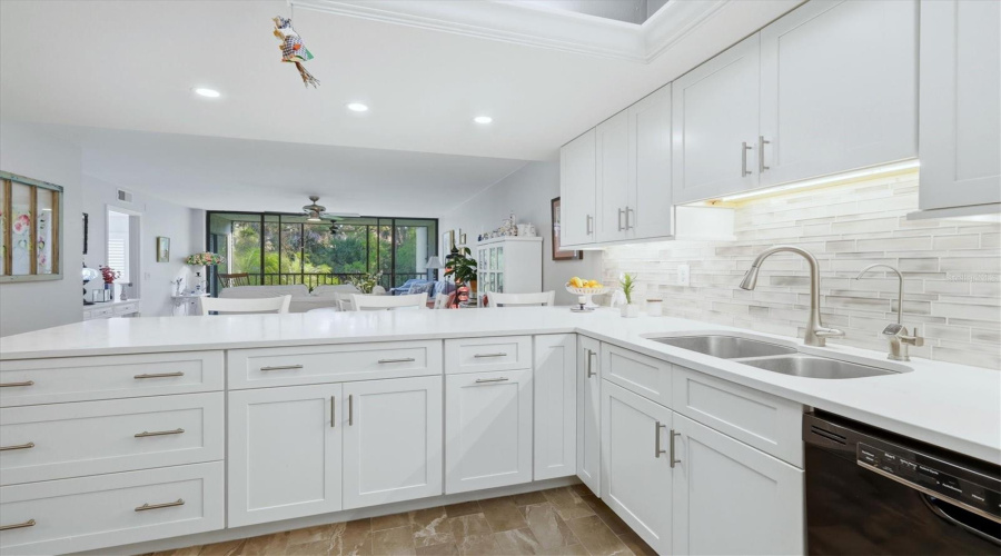 Large Peninsula With Ample Storage