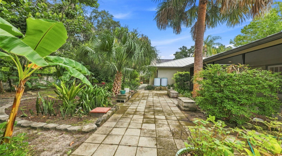 Tampa, Florida 33612, 3 Bedroom Bedrooms, ,2 Bathroombathrooms,Residential,For Sale,Fore,0,Mfrtb8536483