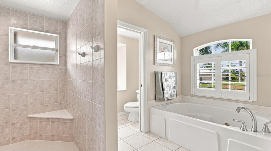 Primary Ensuite With Soaking Tub &Amp; Walk In Shower