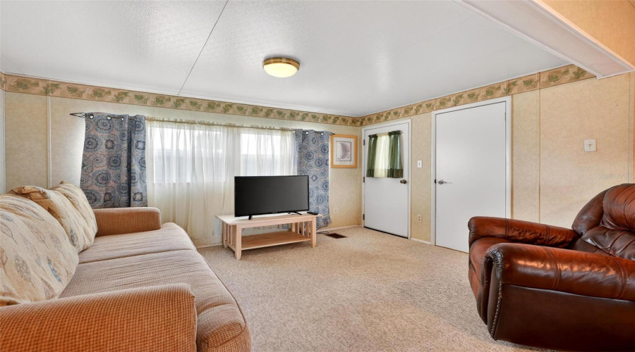 Tavares, Florida 32778, 3 Bedroom Bedrooms, ,2 Bathroombathrooms,Residential,For Sale,Hickory,0,Mfrg5109523