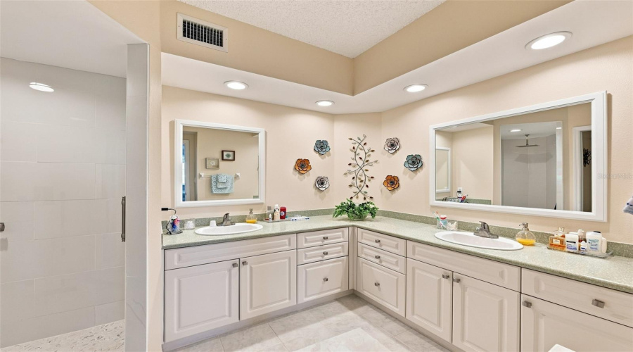 Seminole, Florida 33708, 3 Bedroom Bedrooms, ,2 Bathroombathrooms,Residential,For Sale,Shoreline,0,Mfrtb8540726