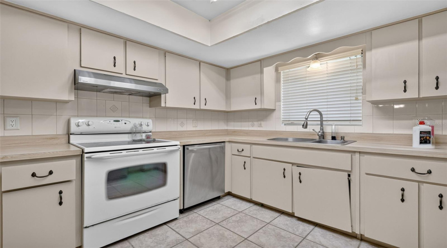 Umatilla, Florida 32784, 3 Bedroom Bedrooms, ,2 Bathroombathrooms,Residential,For Sale,Beach Dr,0,Mfrg5116988