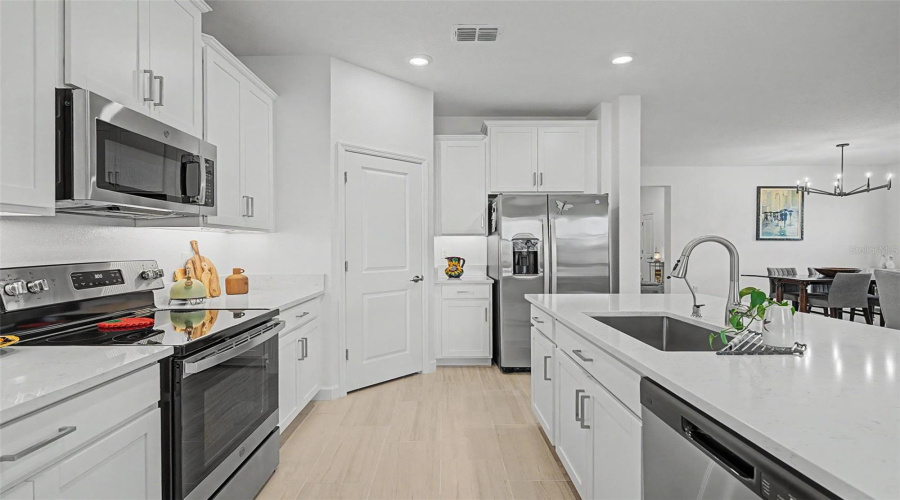 Stainless Steel Appliances With Quartz Countertops