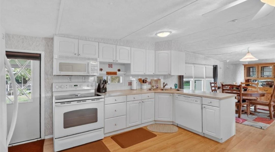Tavares, Florida 32778, 2 Bedroom Bedrooms, ,2 Bathroombathrooms,Residential,For Sale,Linda,0,Mfro6429167