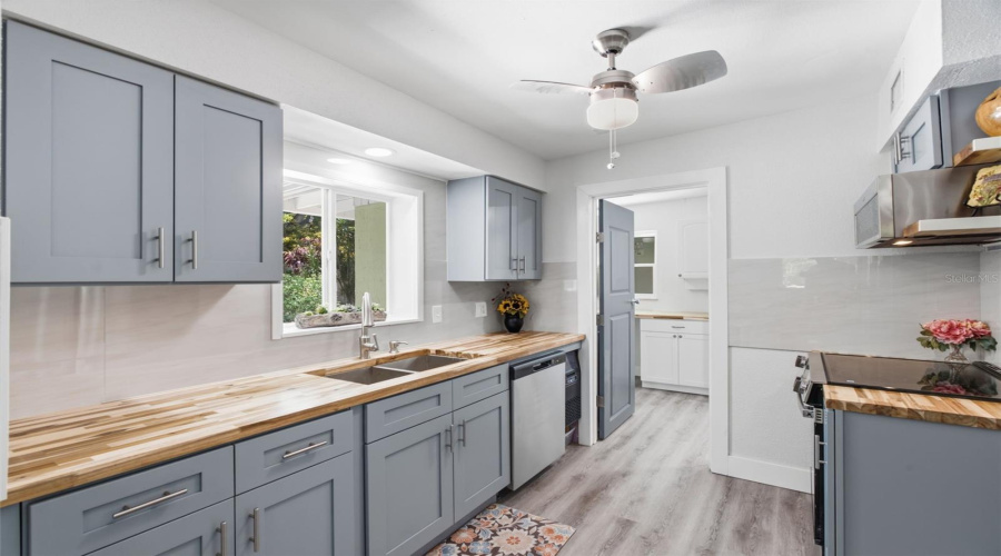 Largo, Florida 33770, 3 Bedroom Bedrooms, ,2 Bathroombathrooms,Residential,For Sale,Adele,0,Mfrtb8534025