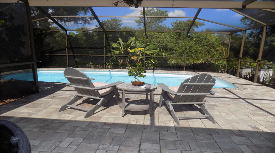 Relaxing Vaulted Screened Pool &Amp; Paver Deck.
