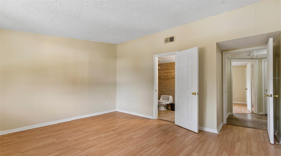 Tampa, Florida 33614, 2 Bedroom Bedrooms, ,1 Bathroombathrooms,Residential,For Sale,Oak Limb,0,Mfrtb8529951