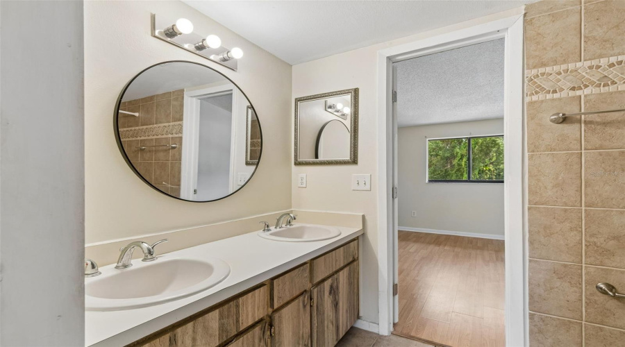Tampa, Florida 33614, 2 Bedroom Bedrooms, ,1 Bathroombathrooms,Residential,For Sale,Oak Limb,0,Mfrtb8529951