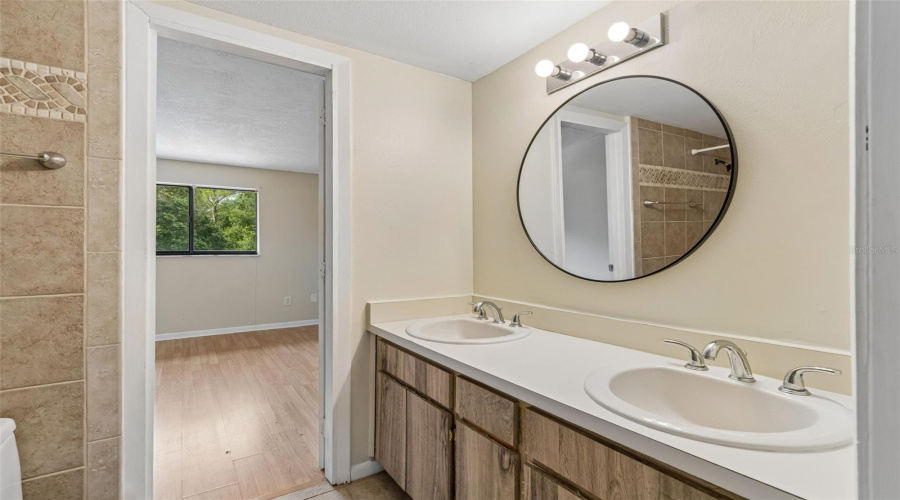 Tampa, Florida 33614, 2 Bedroom Bedrooms, ,1 Bathroombathrooms,Residential,For Sale,Oak Limb,0,Mfrtb8529951