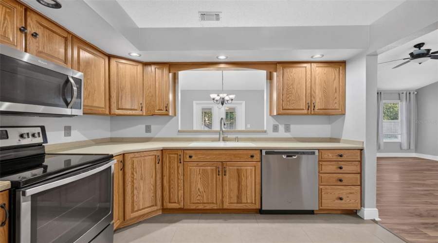 Oviedo, Florida 32765, 3 Bedroom Bedrooms, ,2 Bathroombathrooms,Residential,For Sale,Ward,0,Mfro6435121