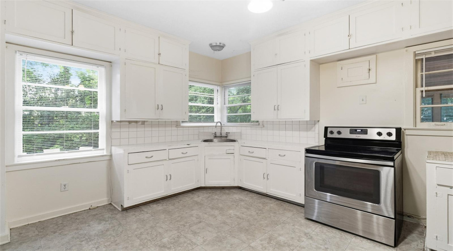 Gainesville, Florida 32607, 4 Bedroom Bedrooms, ,2 Bathroombathrooms,Residential,For Sale,3Rd,0,Mfrgc539726